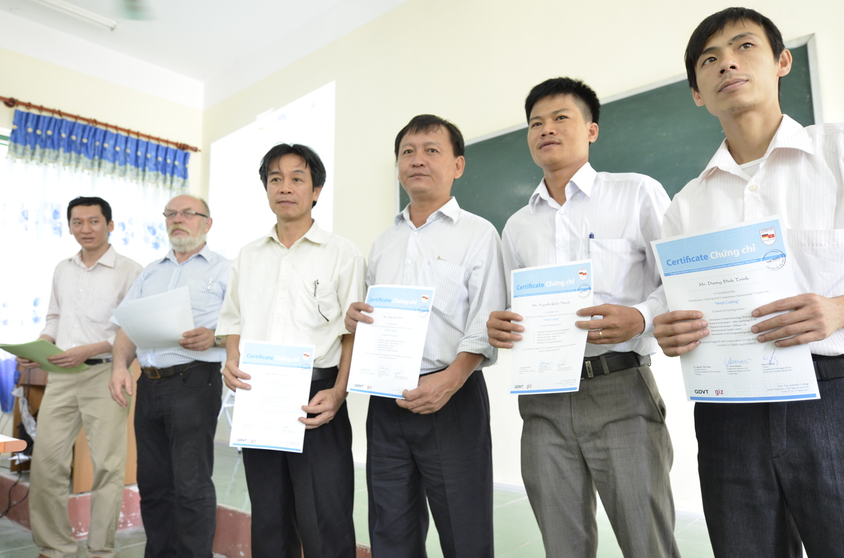 Nach Abschluss eines praxisorientierten Trainingskurses für Berufsschullehrer im Fachgebiet Zerspanung am Thai Nguyen Industrial College erhalten die Teilnehmer ihre Zertifikate.